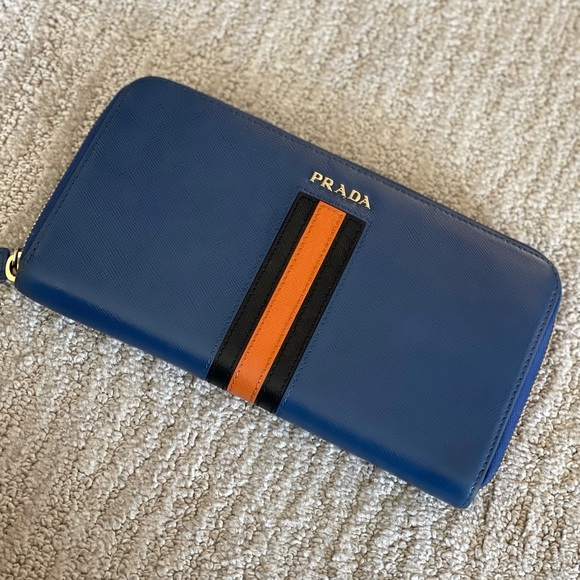 Prada Wallet also holds a passport! - Picture 1 of 14
